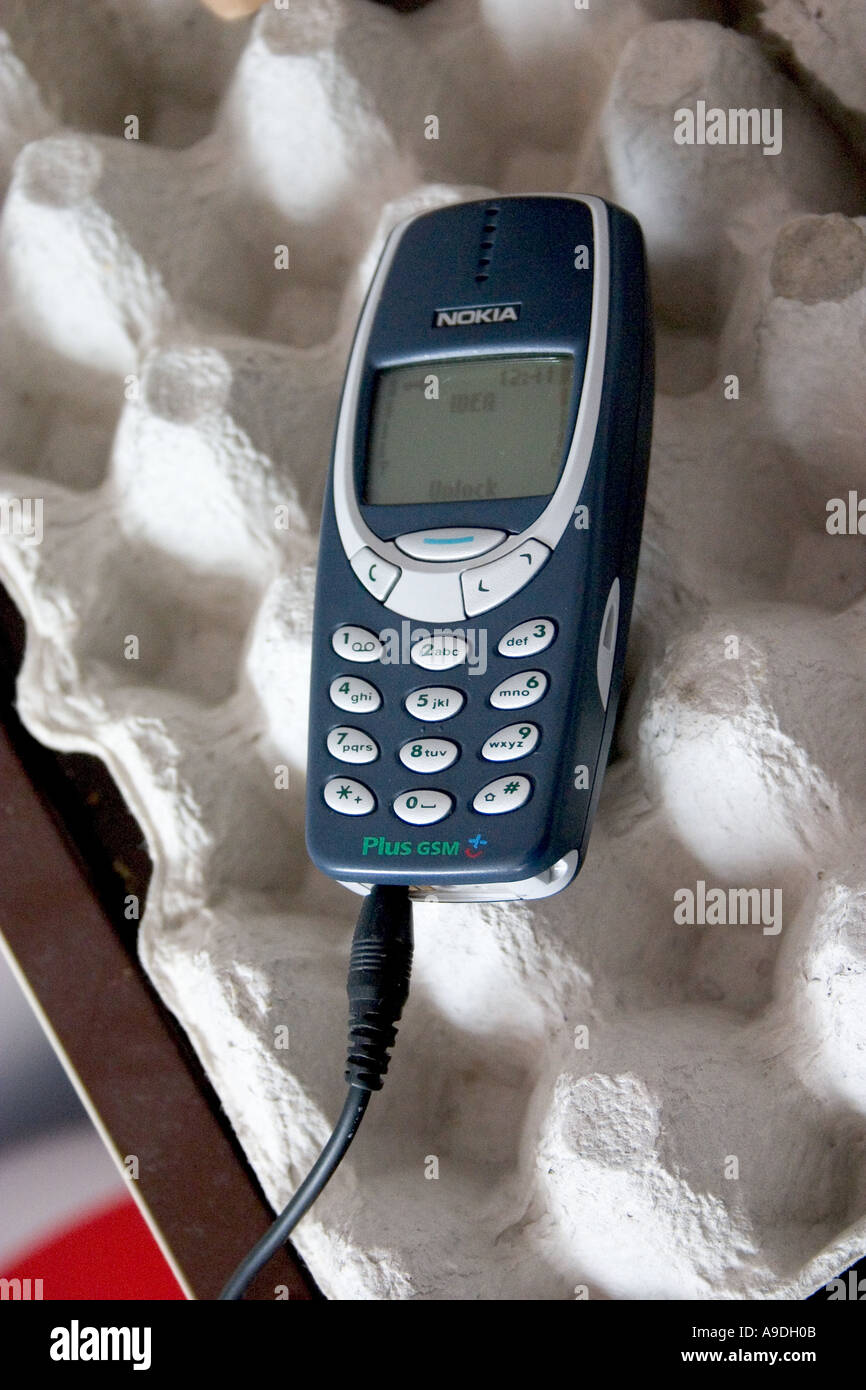 Telefono cellulare in carica sulla confezione di uova in Polonia. Zawady Polonia Foto Stock
