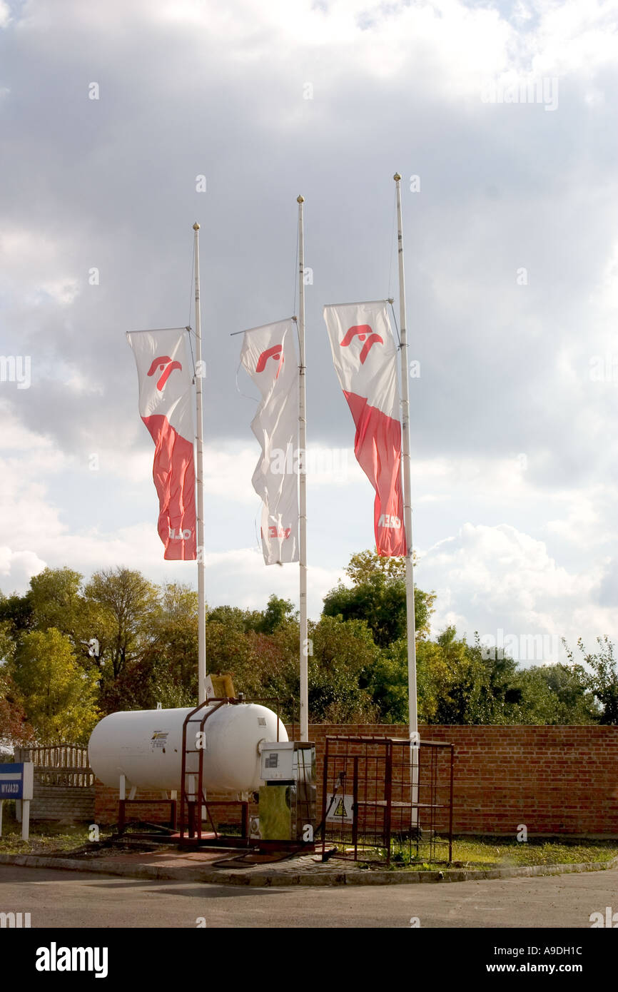Flags over propano serbatoio in polacco stazione di gas. Rzeczyca Polonia Foto Stock