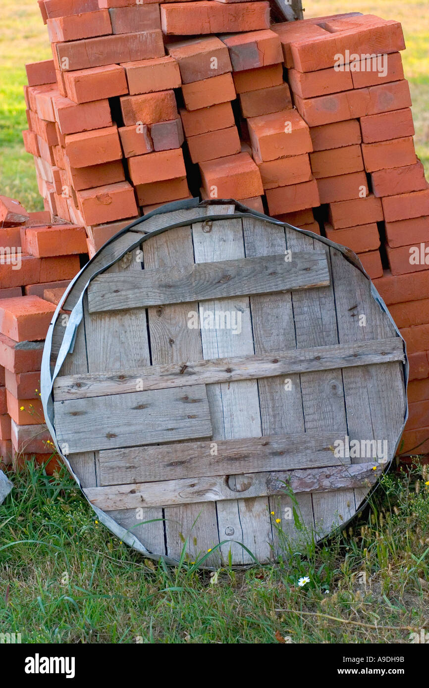 Grande Barile di legno coperchio in appoggio sulla pila di mattoni. Zawady Polonia Foto Stock