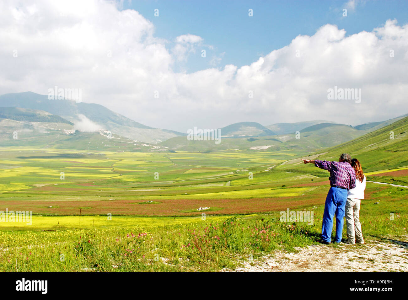 I turisti guardando i fiori selvatici display sul pianoforte Grande ,Parco Nazionale dei Monti Sibillini,Le Marche Italia Foto Stock