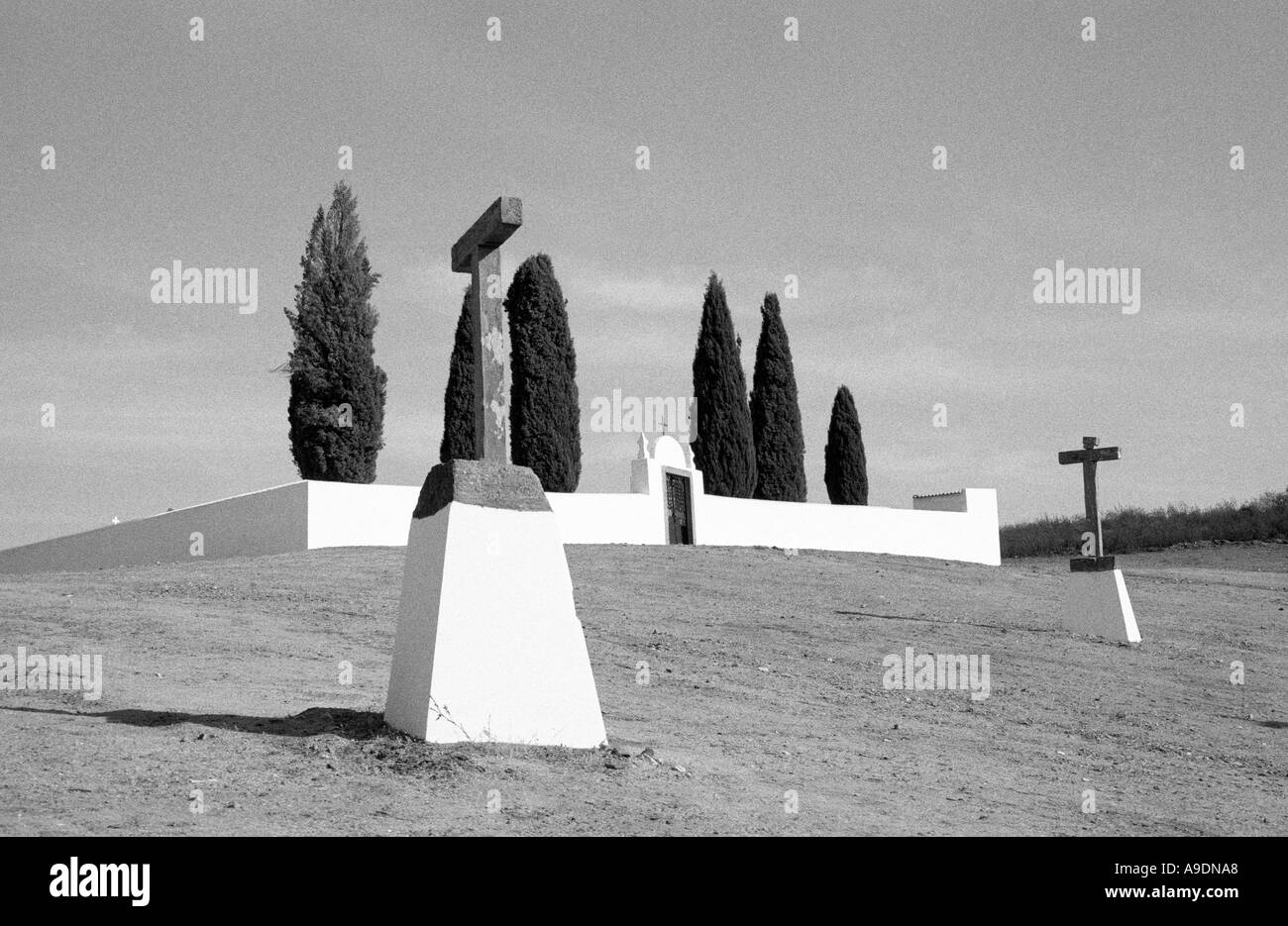 Cimitero di Aldeia Da Luz prima di essere sommerso dall'Alqueva Barrage è il più grande lago artificiale d'Europa Foto Stock