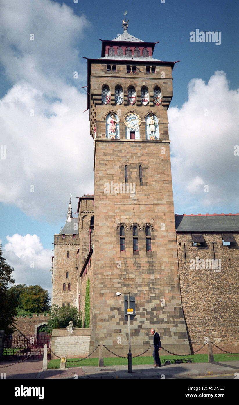 La Torre dell'orologio di Castello di Cardiff in Galles Foto Stock