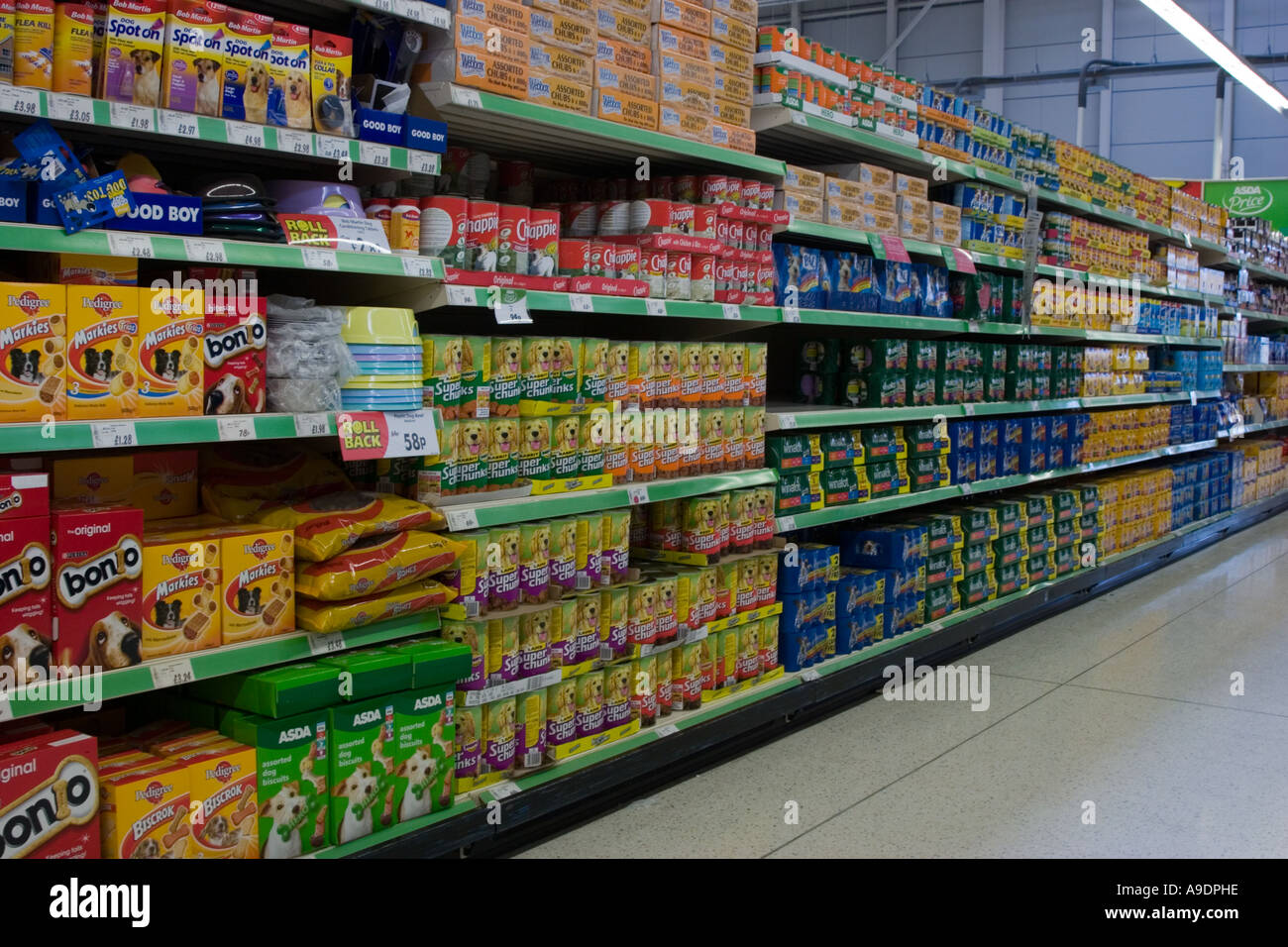 Scatole di cibo per cani e accessori per animali su uno scaffale di  supermercato Foto stock - Alamy
