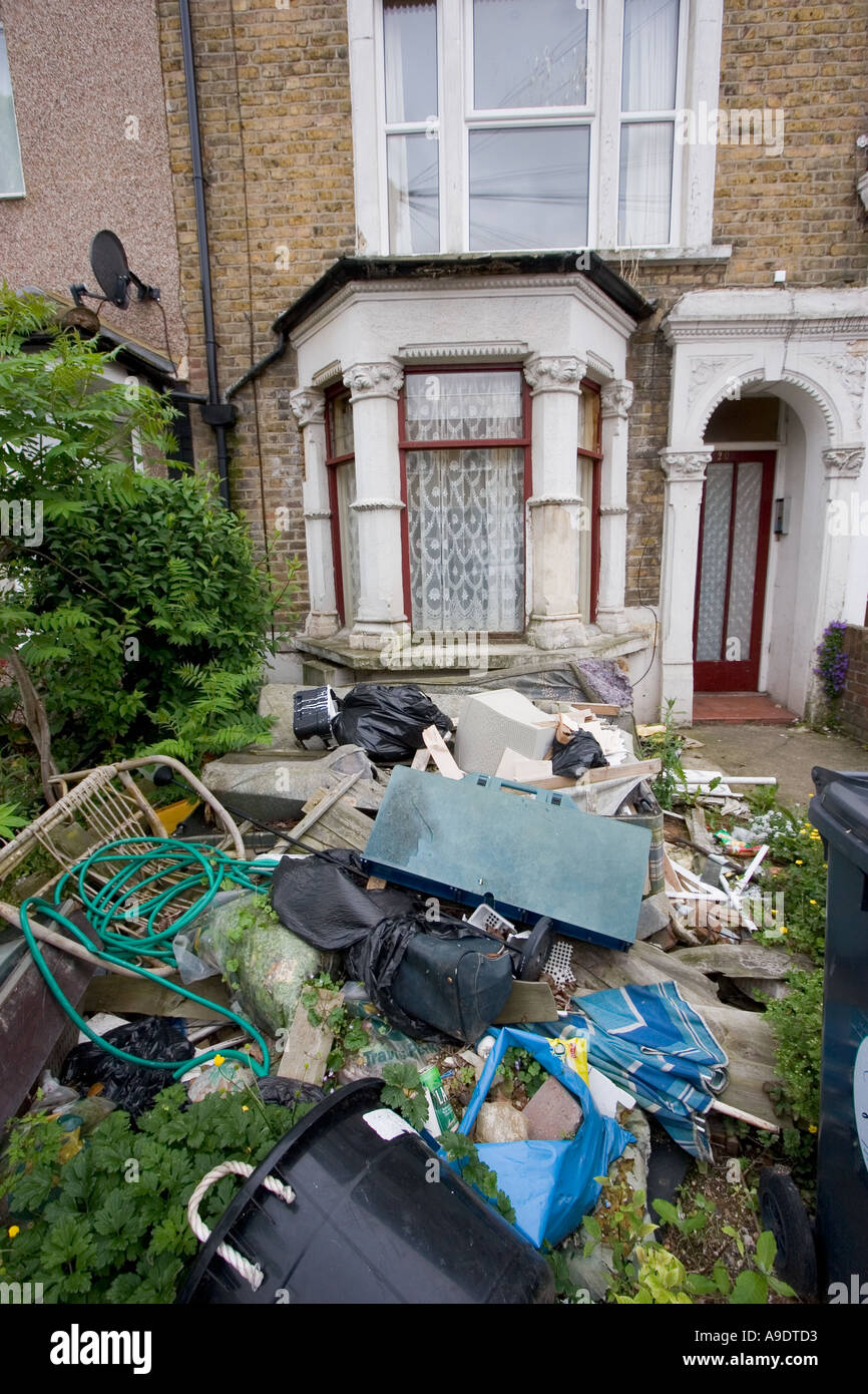 Giardino anteriore piena di spazzatura esterno privato alloggiamento residenziale Chingford North East London REGNO UNITO Foto Stock