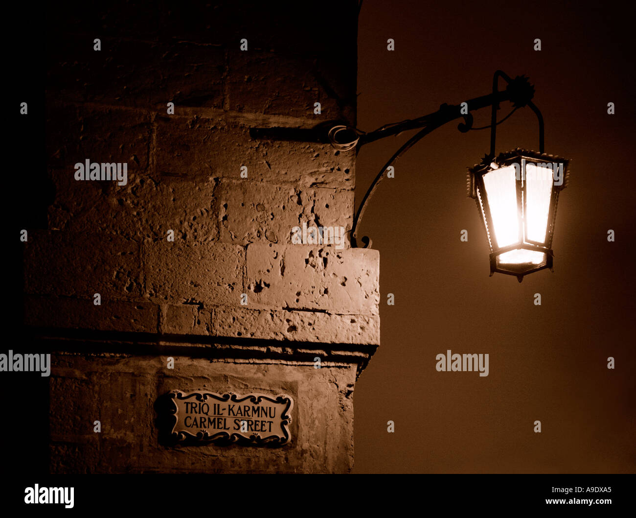 Illuminazione in chiaroscuro sulla strada maltese lampada Foto Stock
