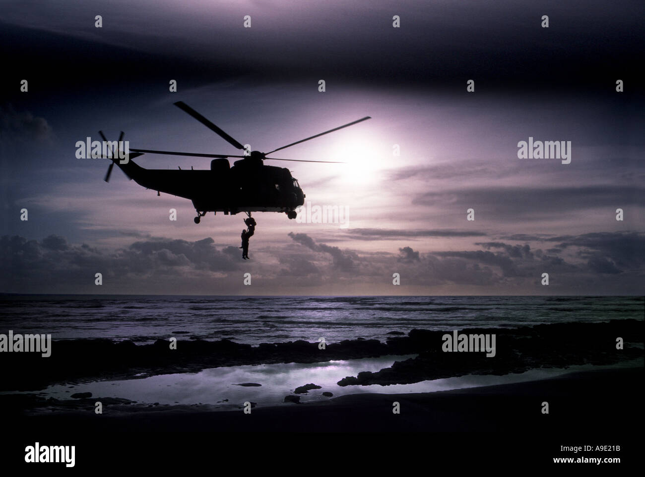 L'uomo essendo winched fino in, elicottero, aria, mare, Rescue, off, l'Isola di Wight, Inghilterra, Foto Stock