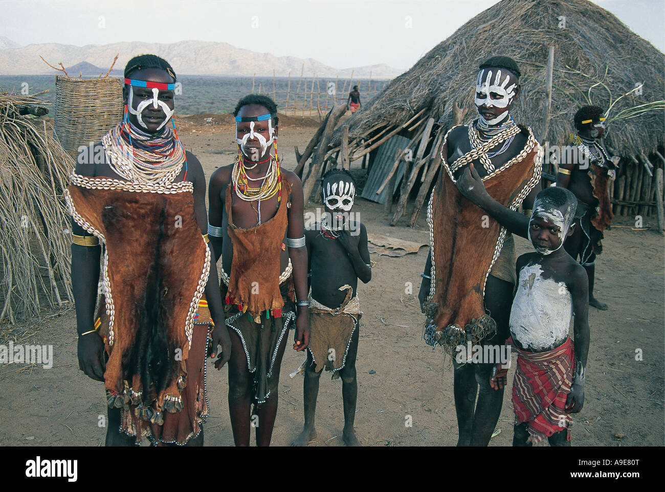 Gli abitanti di un villaggio pronto per Karo danze rive del fiume Omo Murulle Etiopia Foto Stock