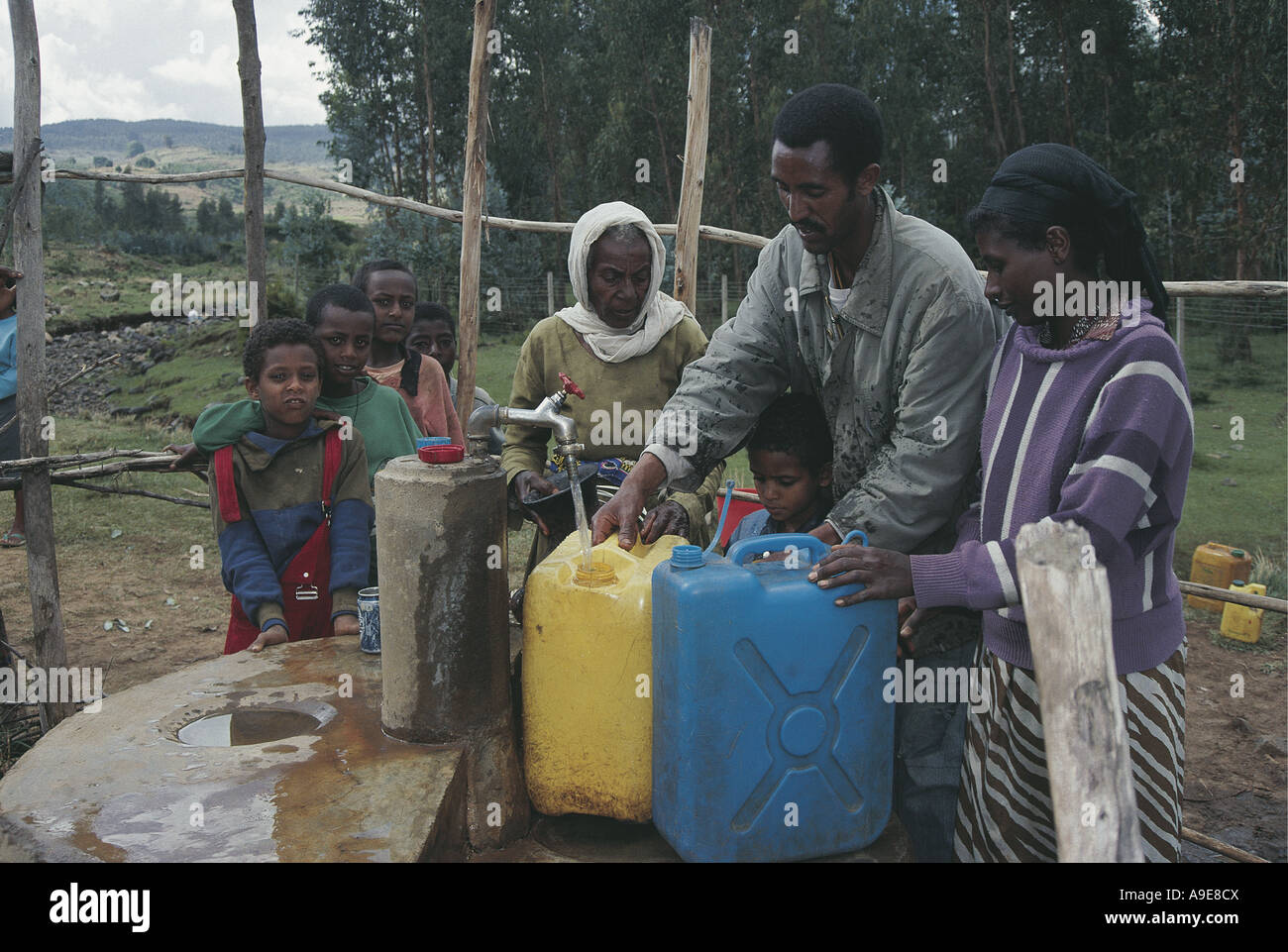 Nazioni Unite installato pompa acqua persone punto di raccolta di acqua Mekele Etiopia Foto Stock