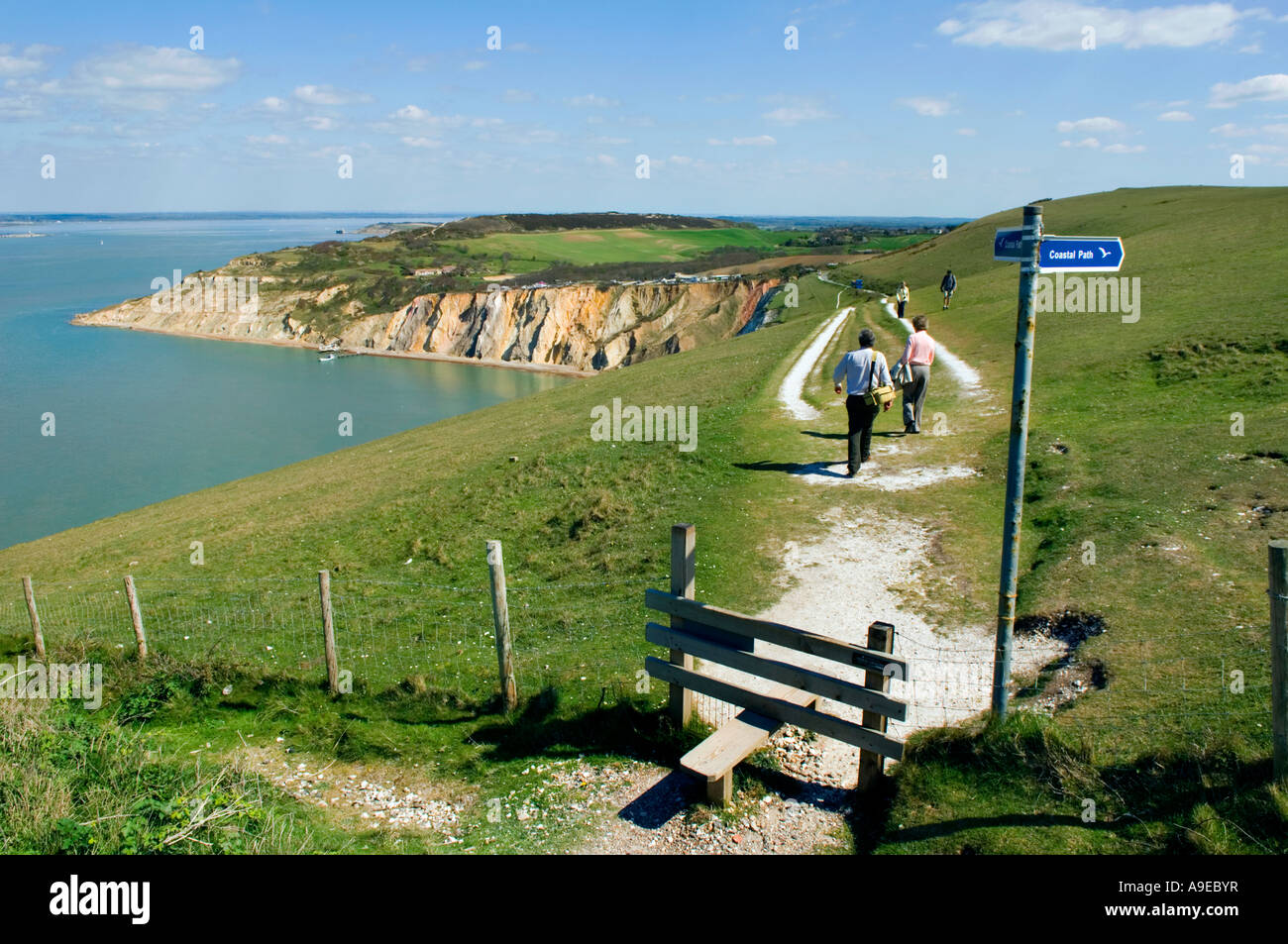 Sentiero pubblico dagli aghi di allume Bay, Isola di Wight in Inghilterra. Foto Stock