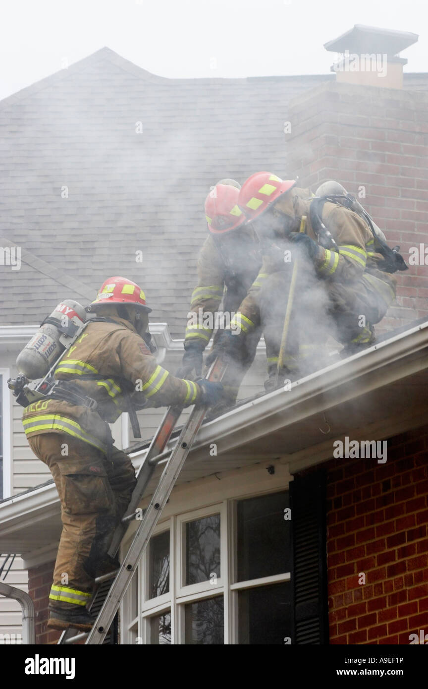 Pompiere esercitazione bruciando controllato di una casa McLean Virginia Foto Stock