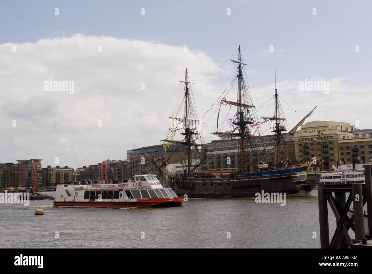 La nave svedese Götheborg è in assoluto la prima replica East India nave mercantile a vela nel pool di Londra Maggio 2007 Foto Stock
