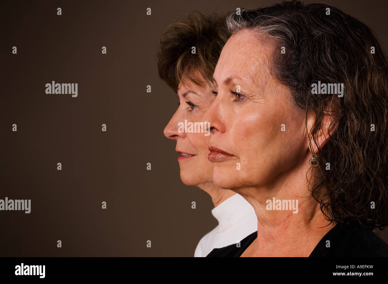 Due sorelle guardare avanti dal profilo Foto Stock