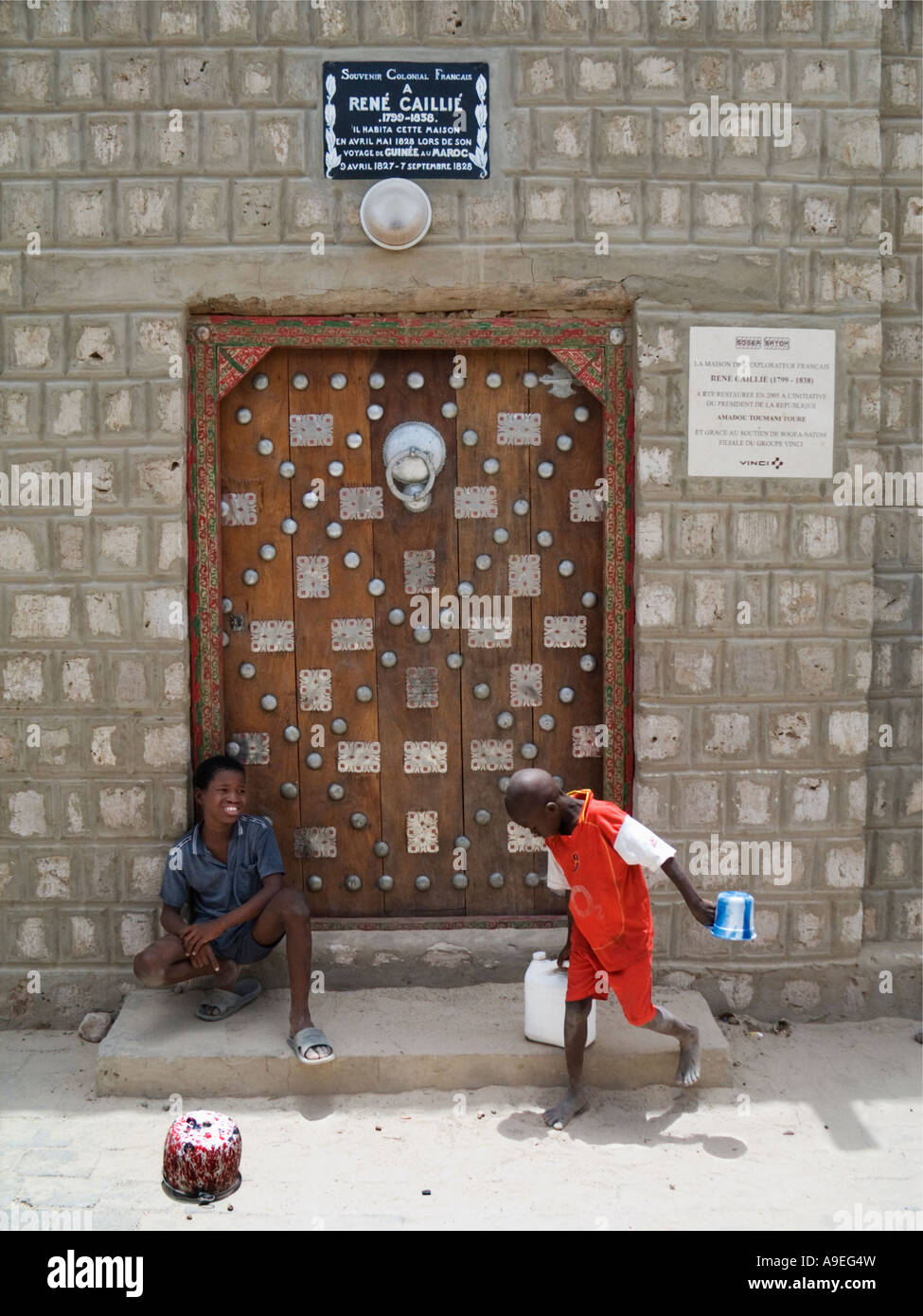 Due ragazzi di sedersi fuori della casa di Rene Caille in Timbuktu, Mali, Foto Stock