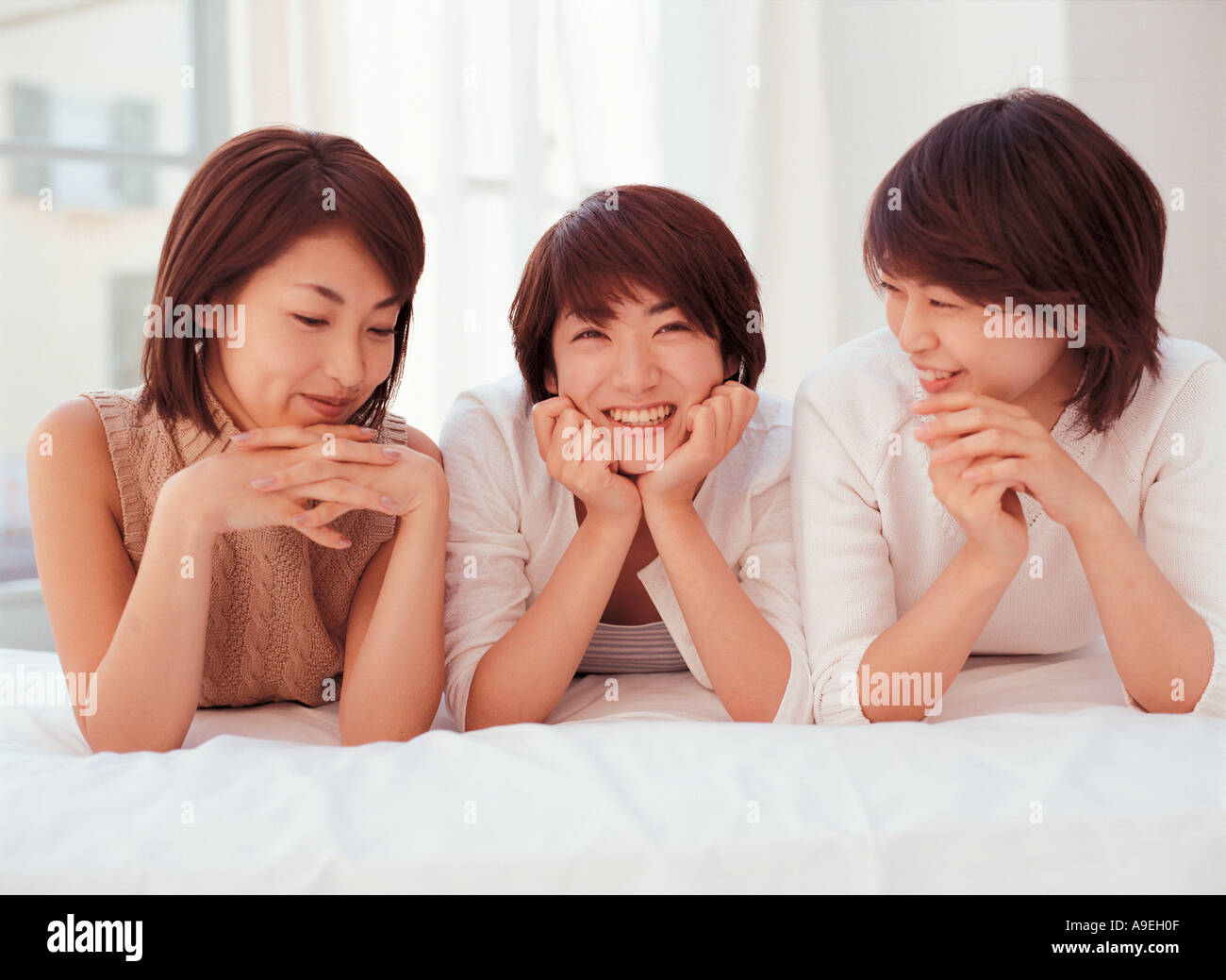 3 donne al chiuso Foto Stock