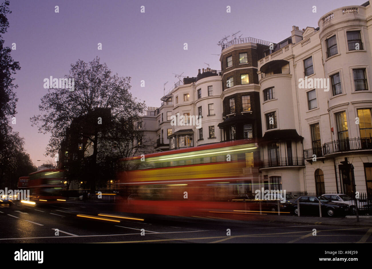 Un double decker rosso London bus viaggia verso Park Lane Foto Stock