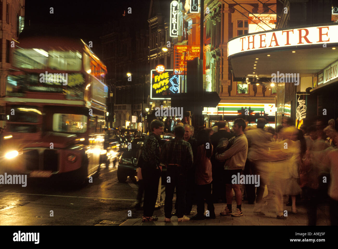 Teatri di Londra Shaftesbury Avenue, teatri, gente che esce dopo lo spettacolo, il Westend 1990 UK. HOMER SYKES Foto Stock