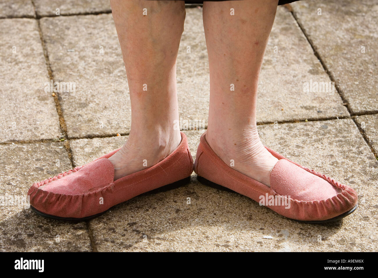 Donna anziana s Piedi in pantofole Foto stock - Alamy