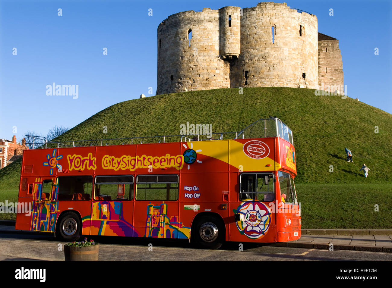 York bus panoramico sotto la torre di Clifford Foto Stock
