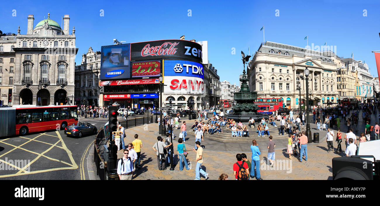 Piccadilly Circus a Londra per una bella giornata d'estate. Nota Il nuovo electronic display al plasma Foto Stock