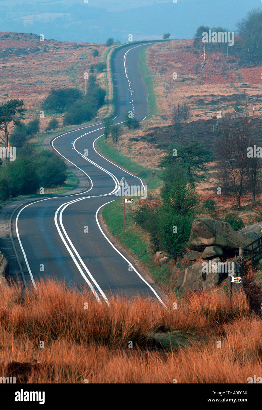 Avvolgimento strada deserta e i rospi bocca sulla A6187 A "Ponte Burbage' nel Derbyshire "Gran Bretagna" Foto Stock