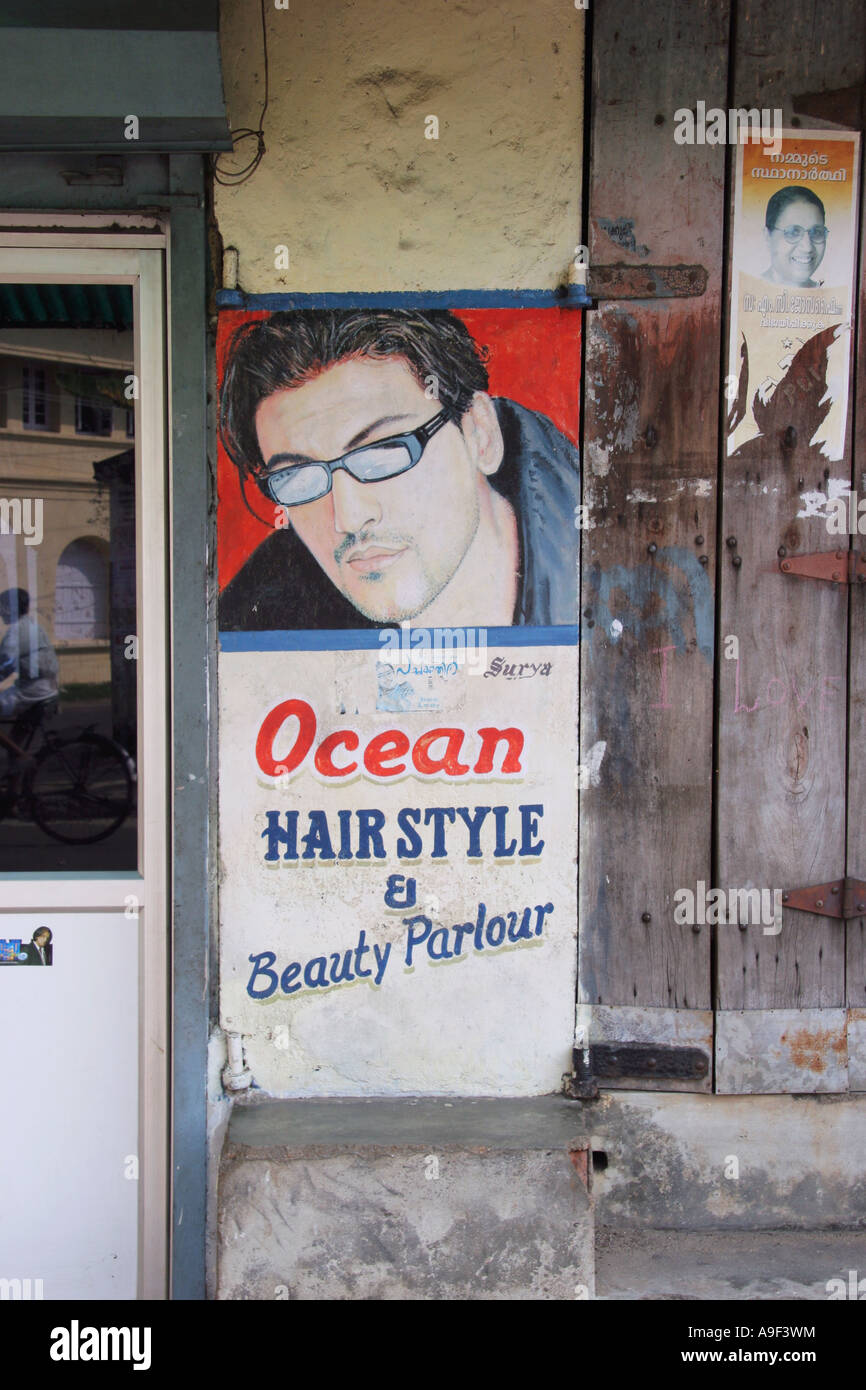 Un barbiere e un salone di bellezza negozio pubblicizza i propri servizi in Fort Kochi (Cochin), Kerala, India del Sud Foto Stock