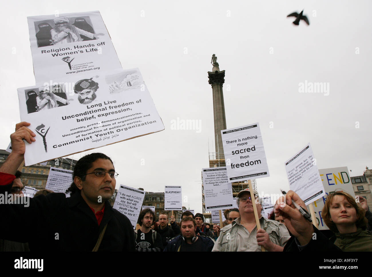Un manifestante a Trafalgar Square nel corso di una manifestazione per la libertà di espressione, Londra, 25 marzo 2006. Foto Stock