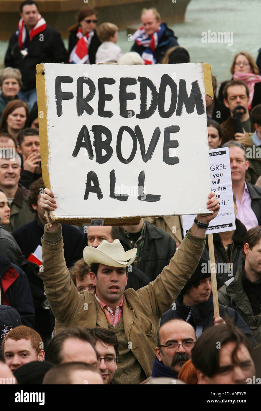 Un manifestante a Trafalgar Square nel corso di una manifestazione per la libertà di espressione, Londra, 25 marzo 2006. Foto Stock
