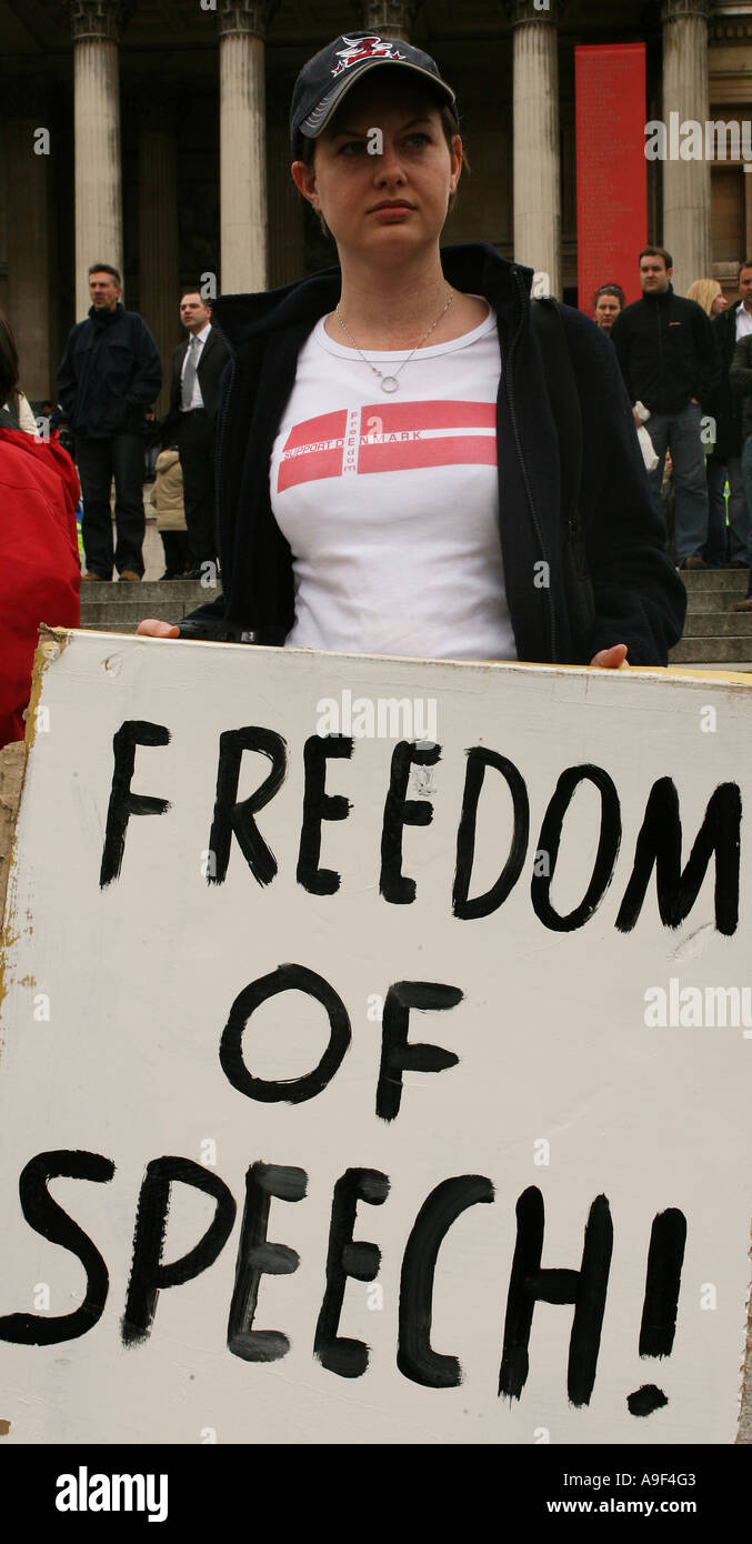 Un manifestante dimostrare a Trafalgar Square nel corso di una manifestazione per la libertà di espressione, Londra, 25 marzo 2006. Foto Stock