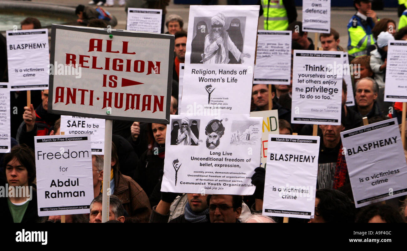 I manifestanti di dimostrare a Trafalgar Square nel corso di una manifestazione per la libertà di espressione, Londra, 25 marzo 2006. Foto Stock