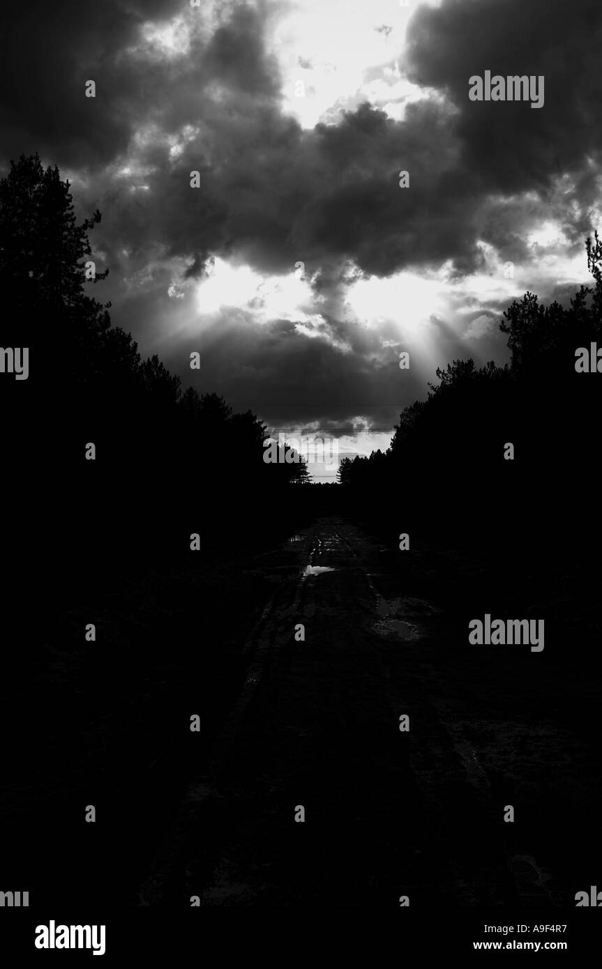 La luce di Dio attraverso le nuvole dopo la tempesta Foto Stock