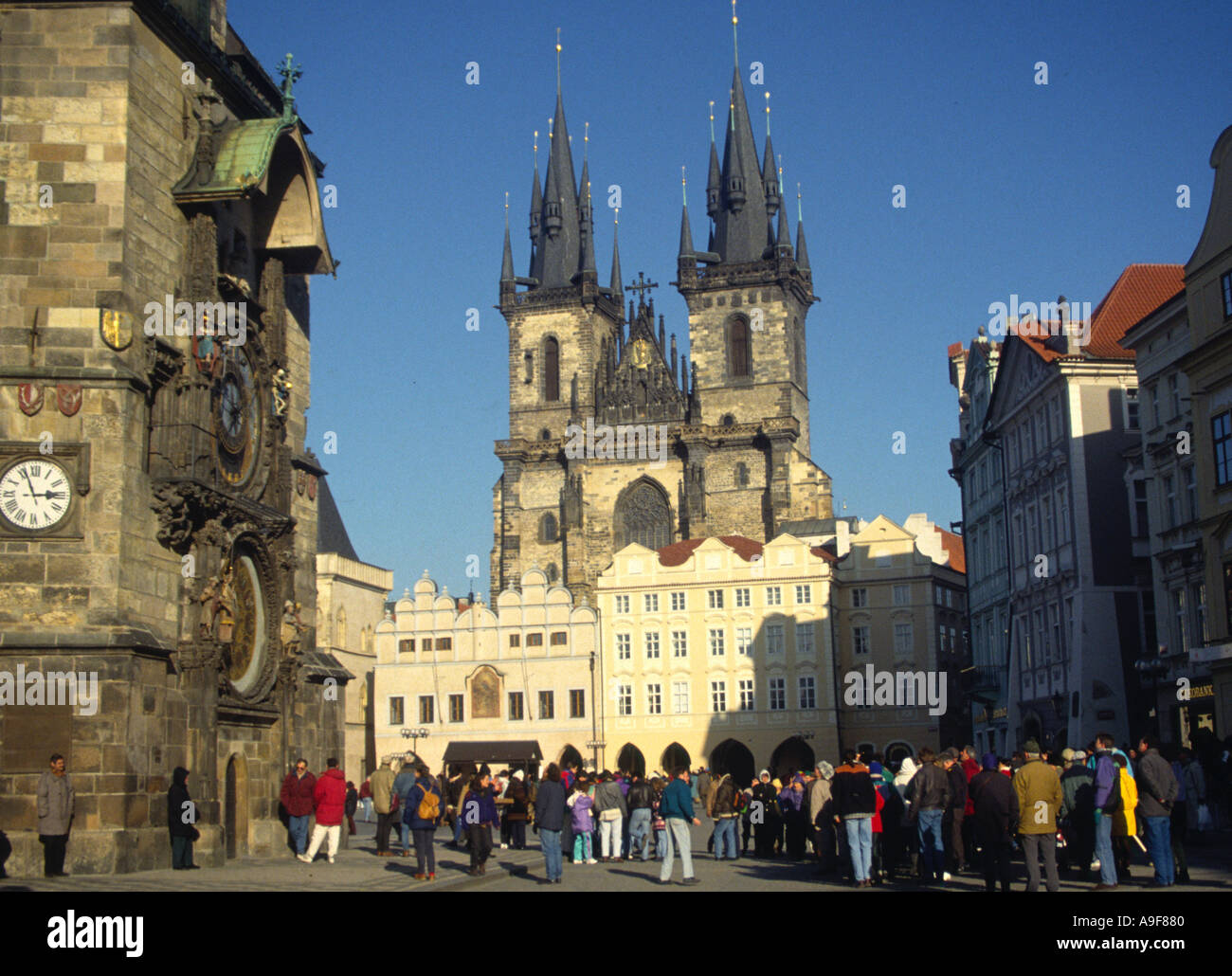 Turisti in Piazza della Città Vecchia con la chiesa di Santa Maria di Týn e orologio astronomico di Praga Repubblica Ceca Foto Stock