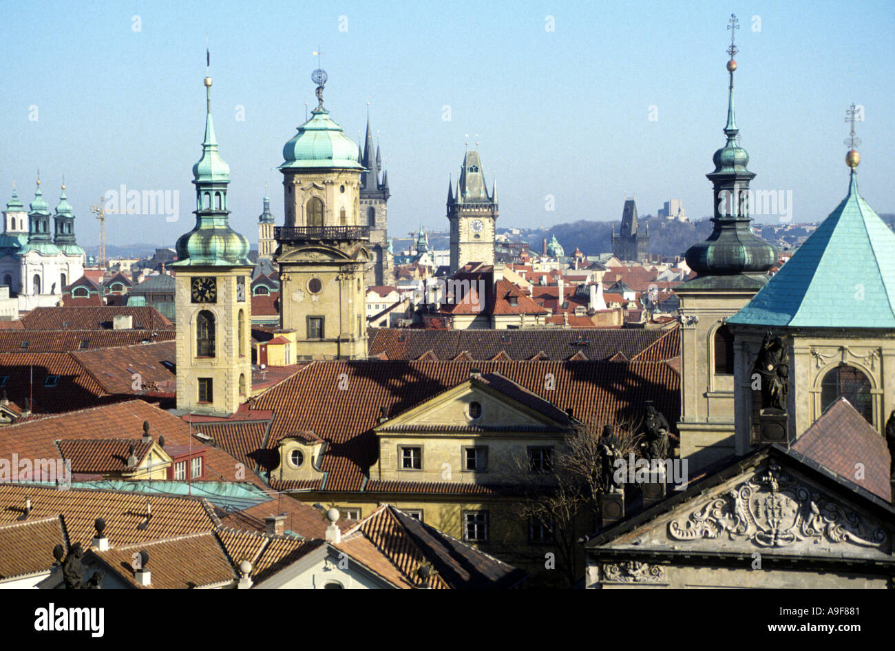 Guglie sui tetti e le cupole di Praga Repubblica Ceca Foto Stock