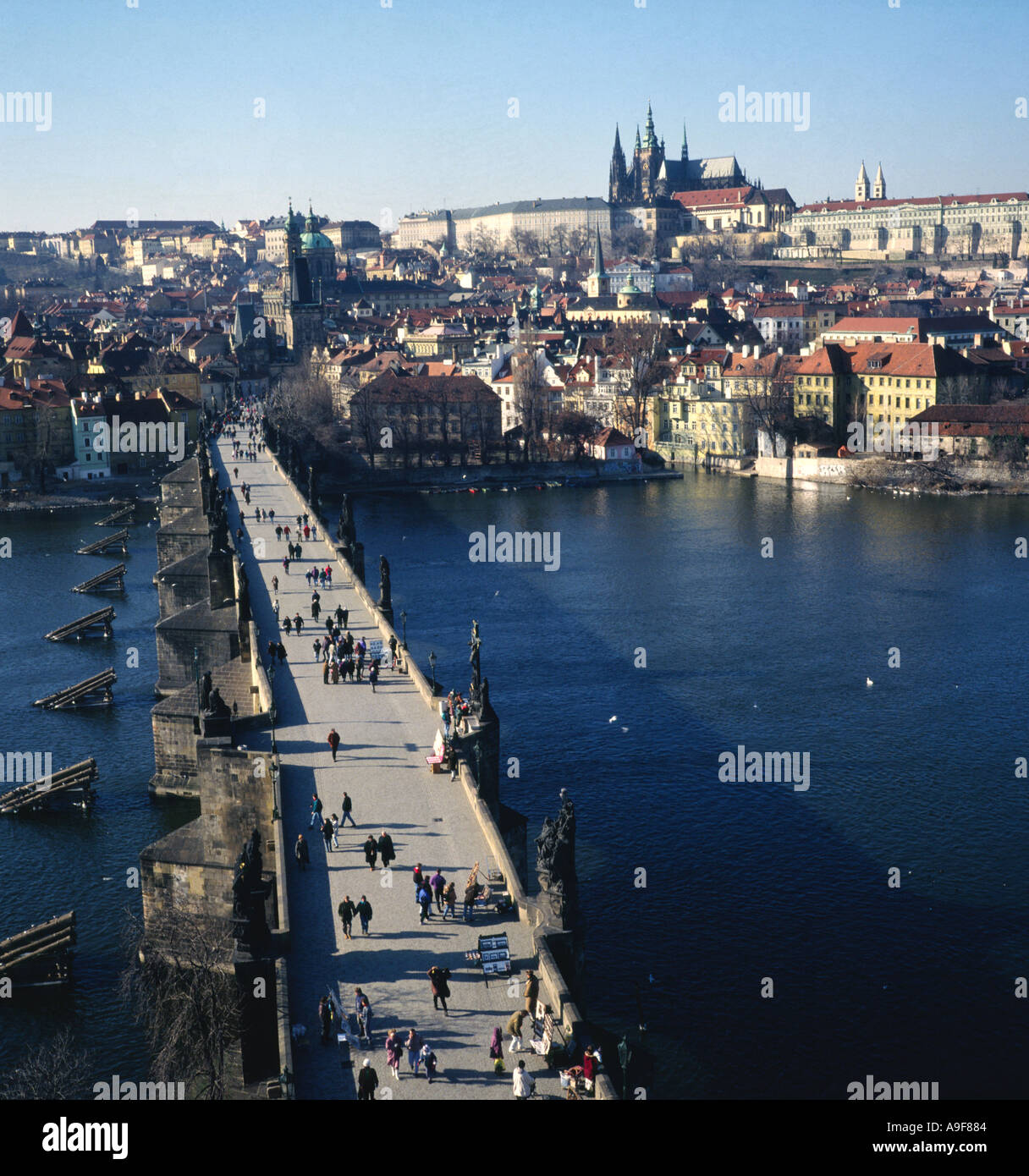 Le persone che attraversano il ponte Carlo in inverno a Praga Repubblica Ceca Foto Stock