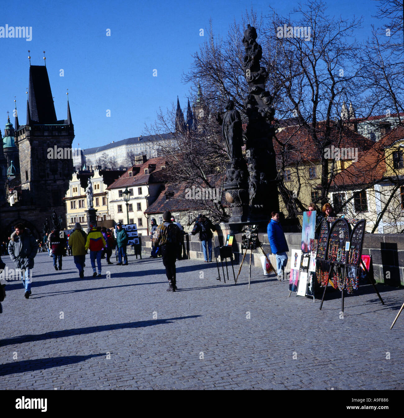 Le persone che attraversano il ponte Carlo in inverno a Praga Repubblica Ceca Foto Stock