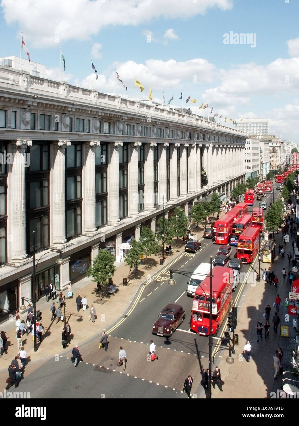 Dal grande magazzino Selfridges vista dall'alto guardando verso il basso sulla Oxford Street con acquirenti red London double decker bus West End di Londra Inghilterra REGNO UNITO Foto Stock