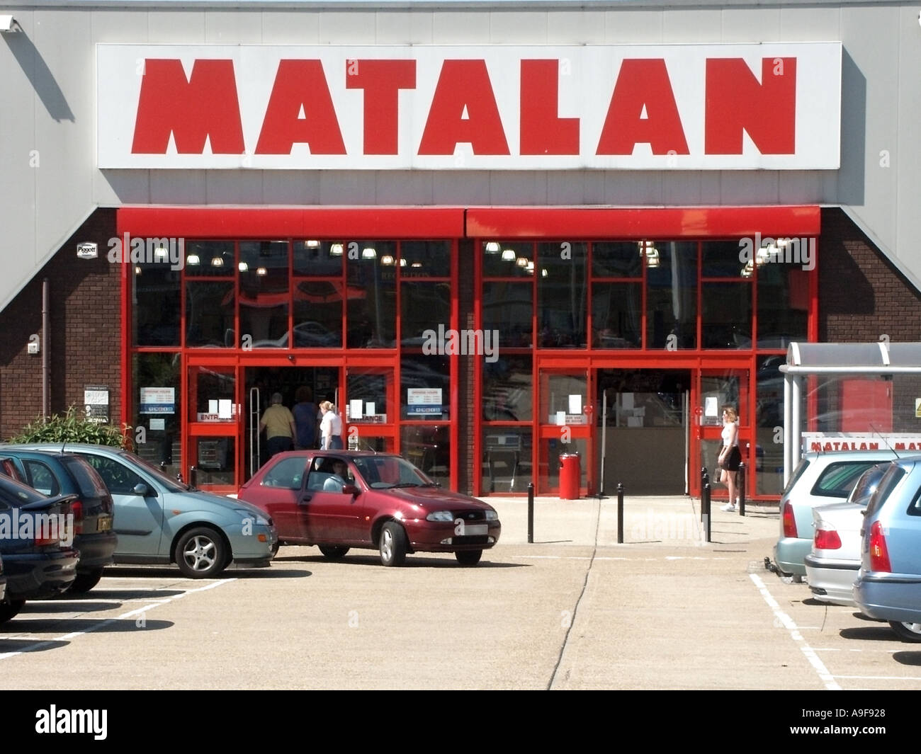 Romford Matalan negozio di fronte con parte del parco auto Foto Stock