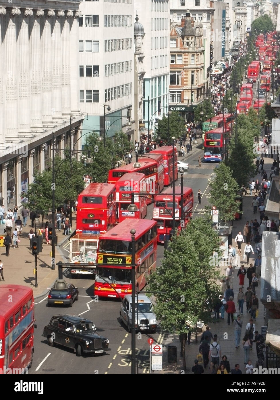 Birds Eye dal di sopra guardando giù Oxford Street area dello shopping del West End di Londra shoppers & red double decker bus con altro traffico England Regno Unito Foto Stock