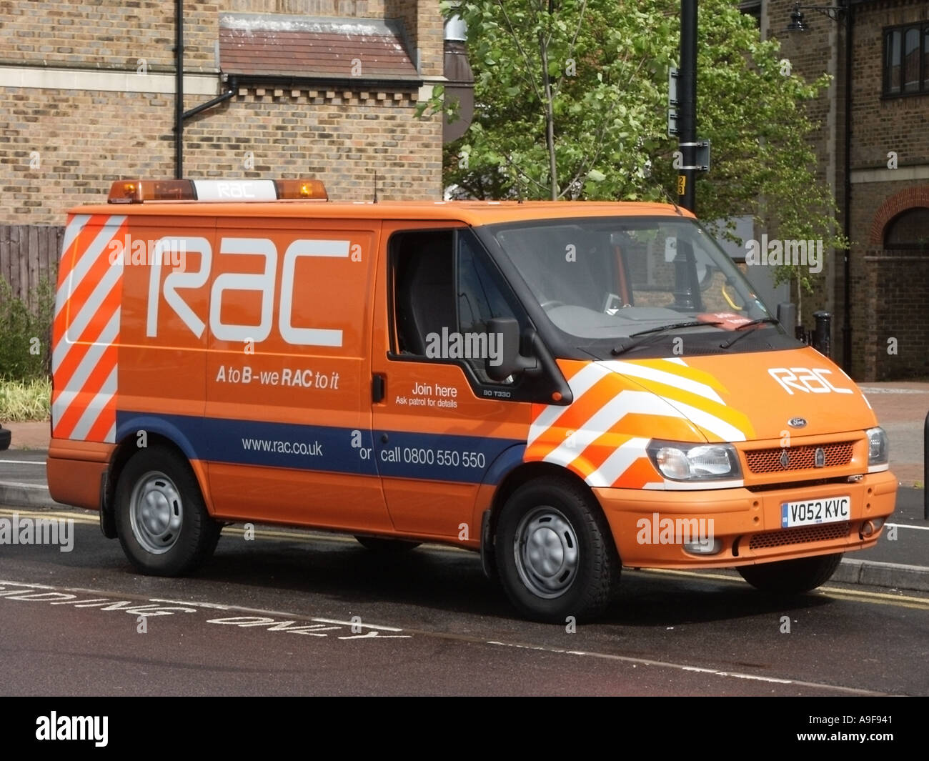 RAC guasto furgone parcheggiato a bordo strada Essex Inghilterra Regno Unito Foto Stock