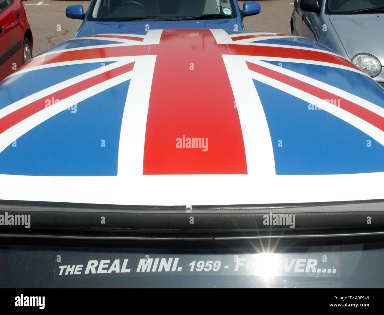Mini auto decorato sul tetto con una bandiera europea con slogan reale Mini 1959 per sempre Foto Stock
