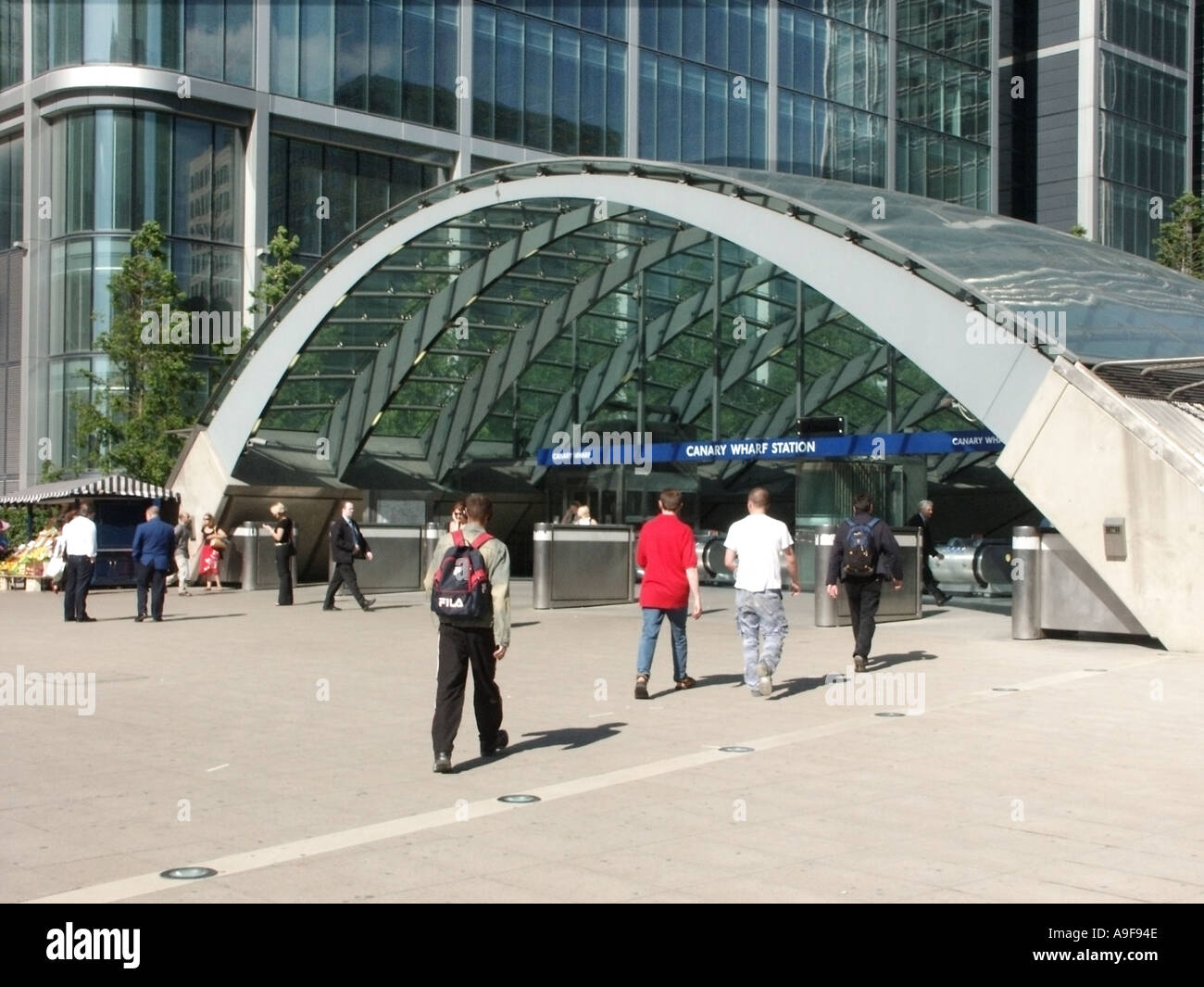 Passeggeri a piedi verso ingresso ad arco a Canary Wharf Jubilee Line della metropolitana stazione ferroviaria Isle of Dogs Tower Hamlets Est Londra Inghilterra REGNO UNITO Foto Stock