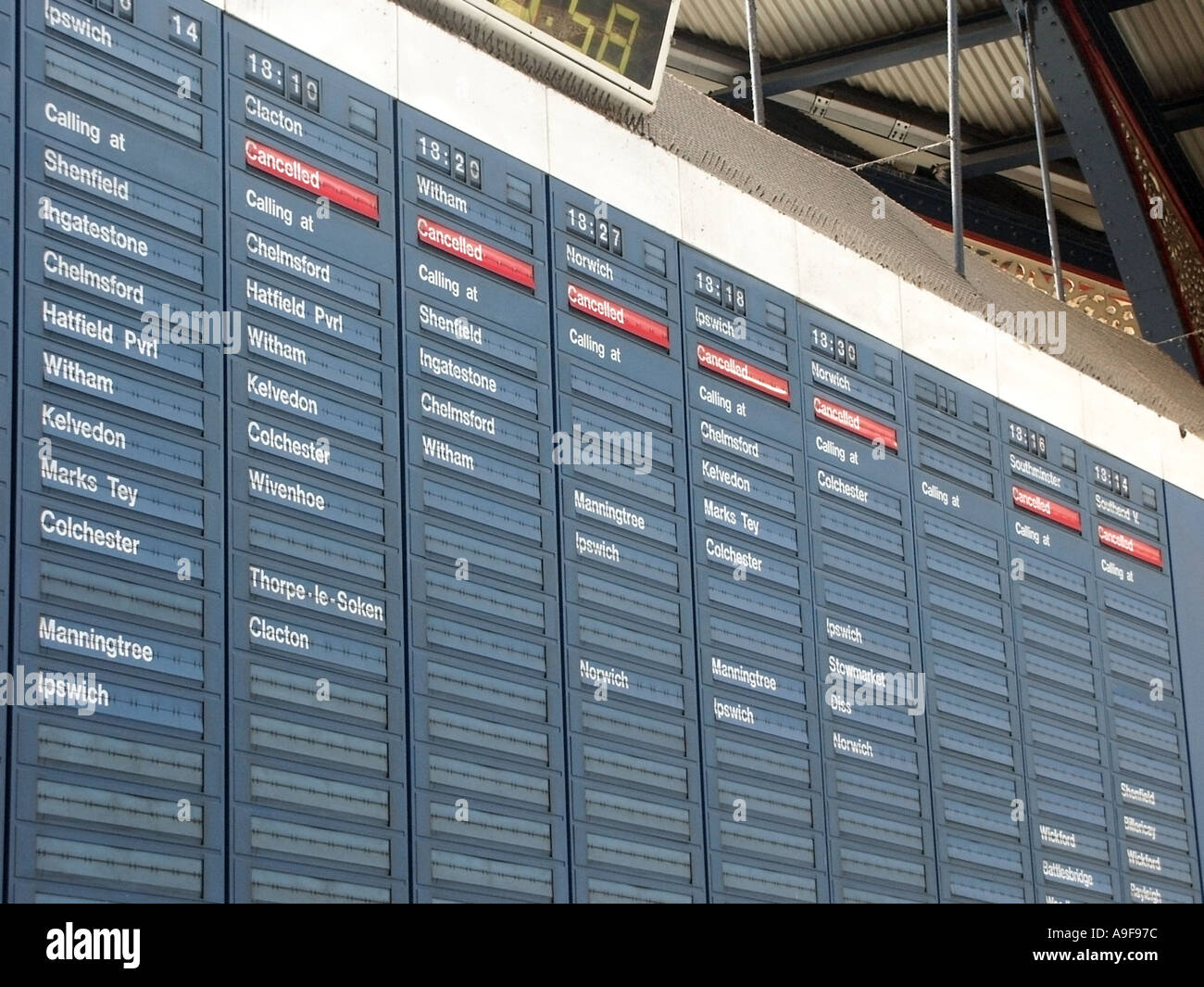 Indicatori rossi cancellati sul bordo di partenza al terminal della linea principale di Liverpool Street, stazione ferroviaria, ritardi per pendolari notturni dell'ora di punta Londra Regno Unito Foto Stock