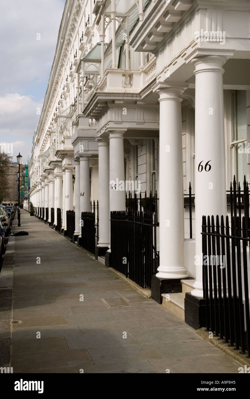 Cadogan luogo esterno di grandi case di famiglia costose. Il Royal Borough di Kensington e Chelsea. Londra SW1. Inghilterra 2006 2000 OMERO SYKES Foto Stock