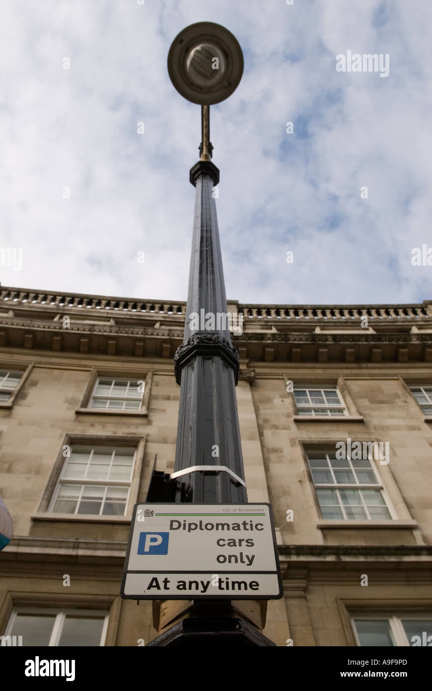 Un segno fissato ad una lampada posta avvisa gli automobilisti che solo diplomatiche automobili sono autorizzati a parcheggiare qui in qualsiasi momento. Foto Stock