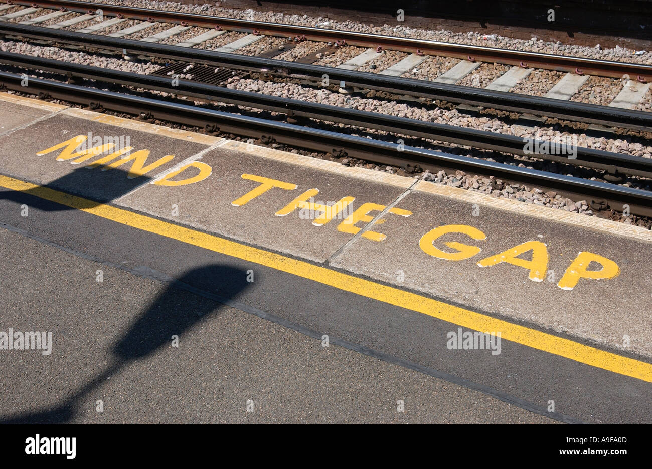 Mente il divario sulla piattaforma alla stazione di East Croydon England Regno Unito Foto Stock