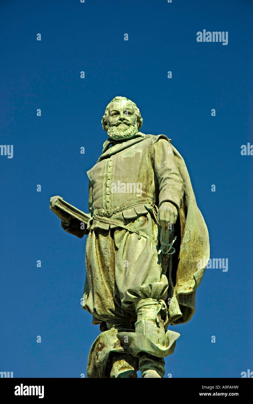 Virginia Jamestowne storico Jamestown sbarco sito originale il capitano John Smith statua con cielo blu, sfondo imponente Foto Stock