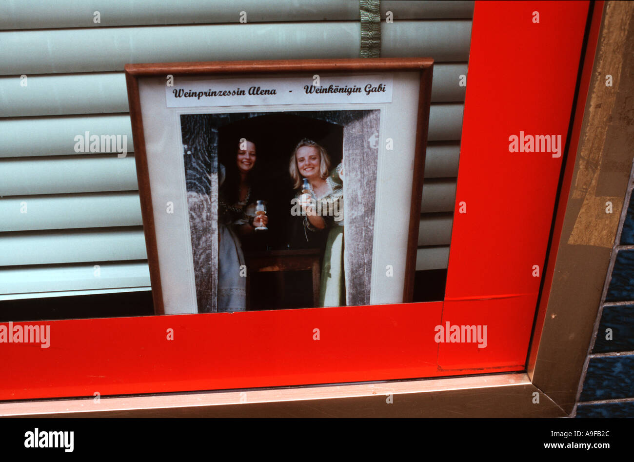Pubblicità fotografia per il vino la principessa e la regina del vino viene visualizzato in una finestra di casa nella città di Enkirch in Moselle Foto Stock