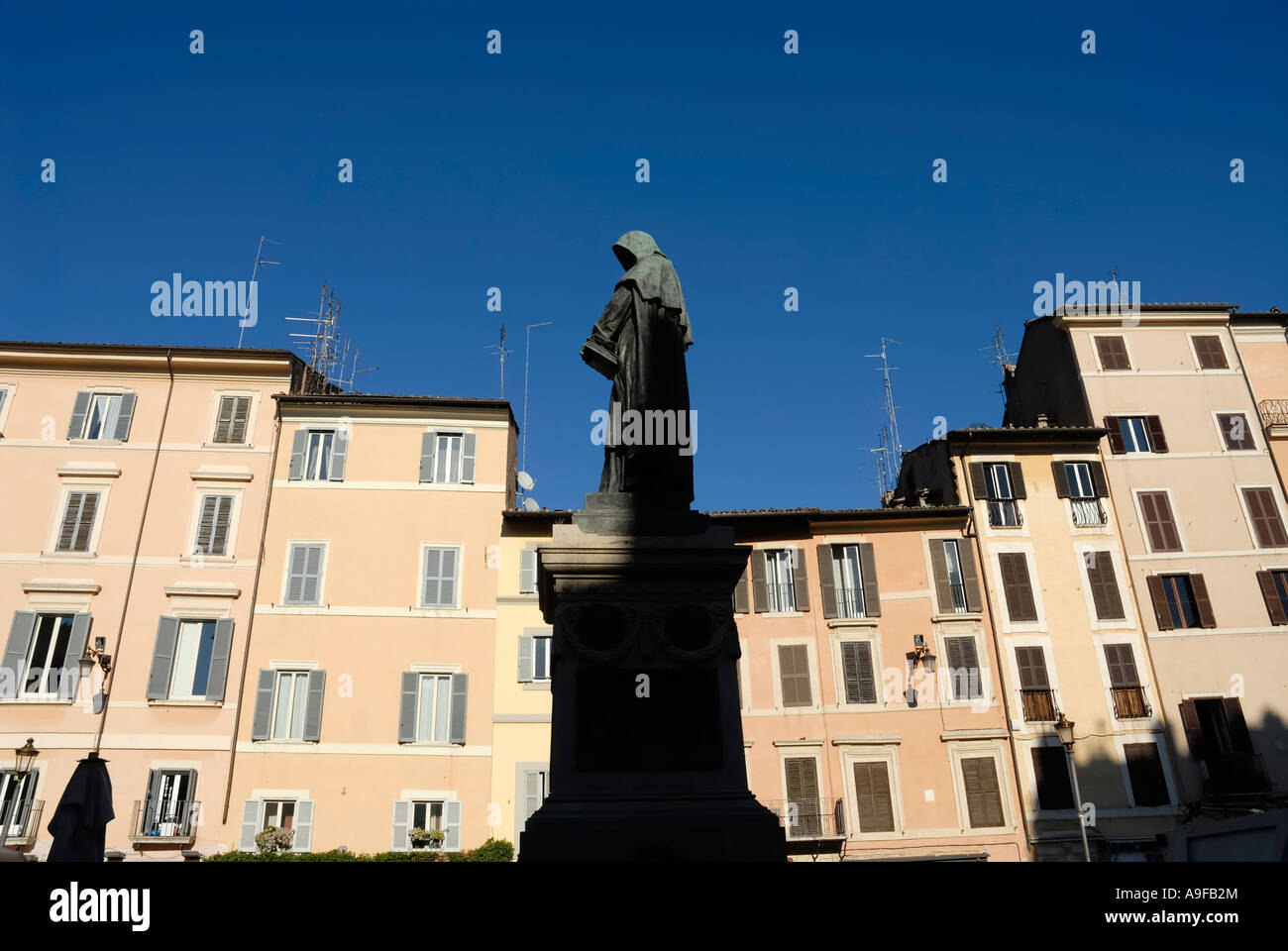 Roma Italia statua di Giordano Bruno che si affaccia il colorato Campo de' Fiori Foto Stock