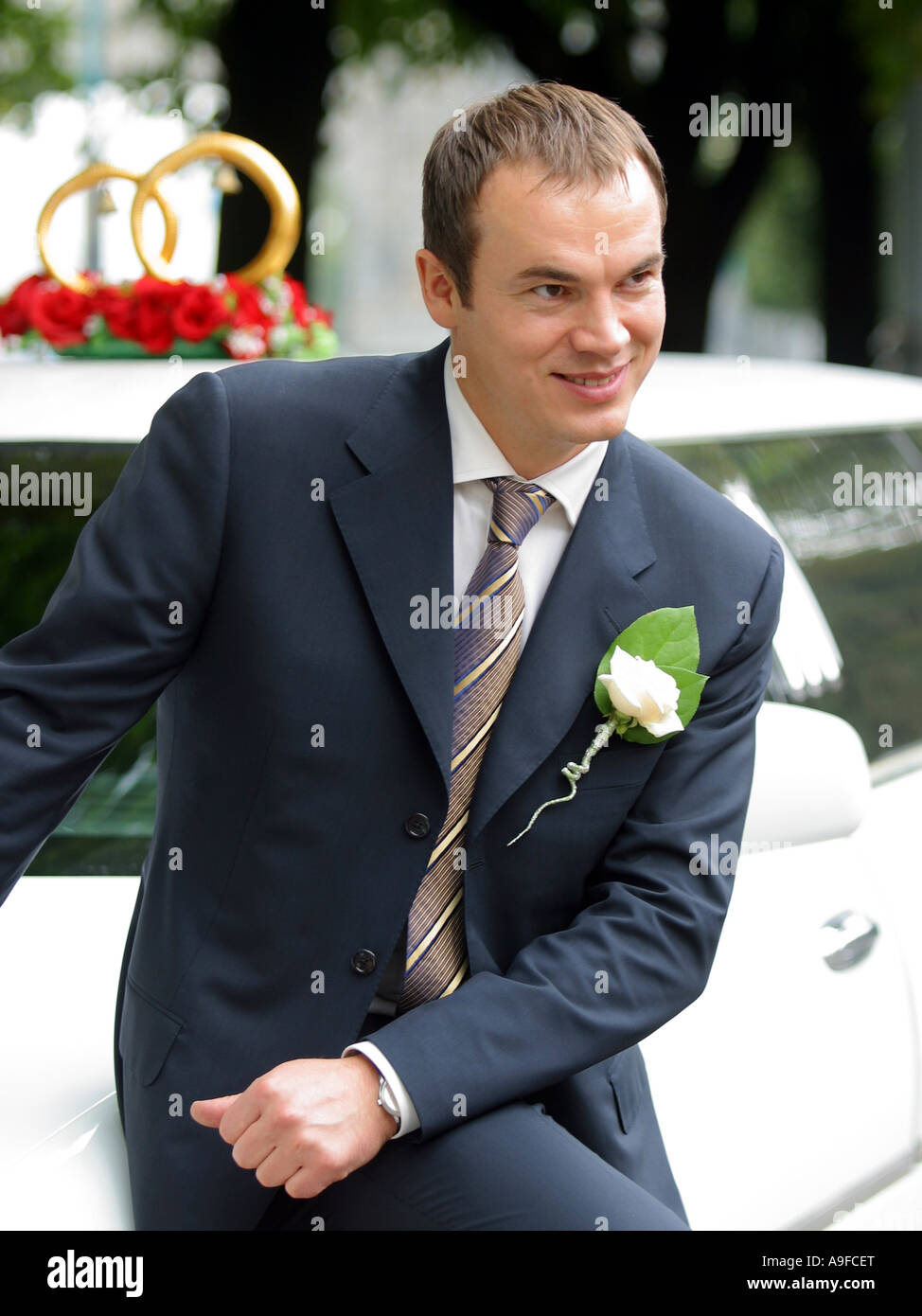 Un ritratto di un nervoso groom sul suo giorno di nozze. Foto Stock