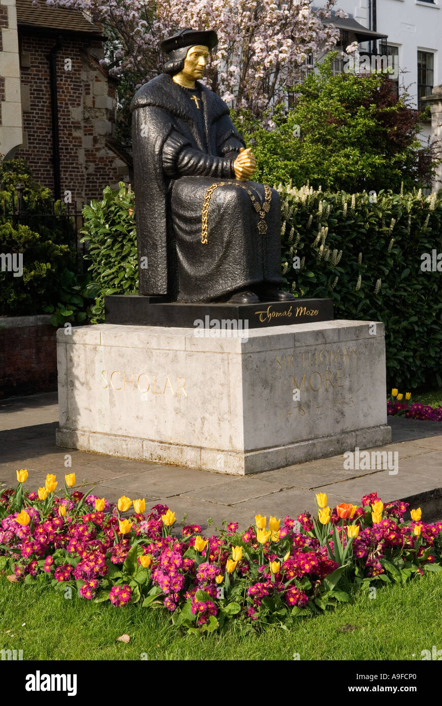 Statua di Sir Thomas More al di fuori del Chelsea vecchia chiesa. Il Terrapieno, Londra SW3. In Inghilterra. 2006 Foto Stock