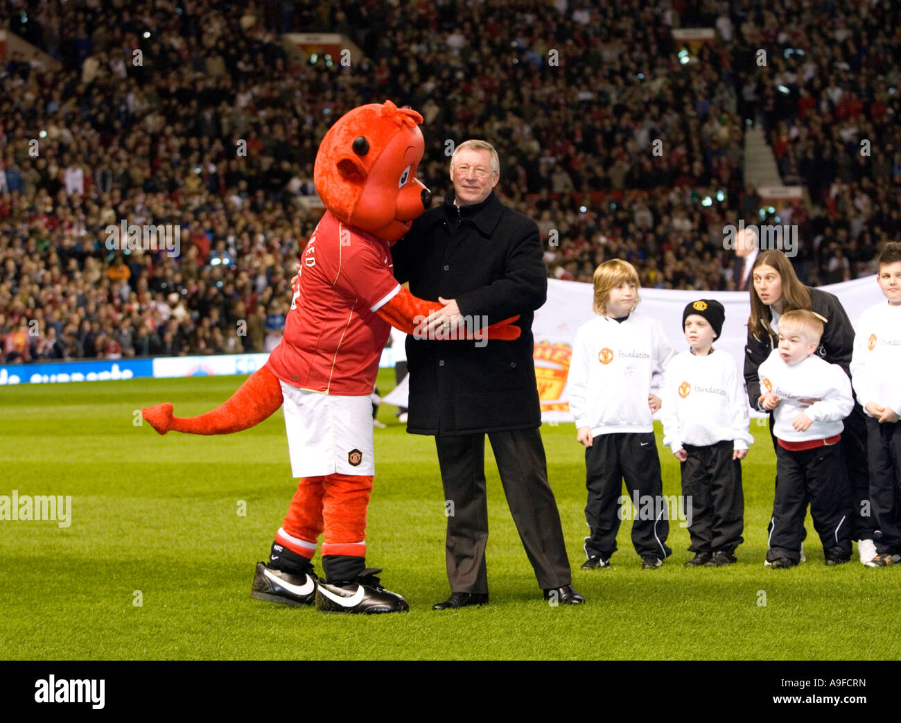 Il sir Alex Ferguson e mascotte del passo a Old Trafford Foto Stock